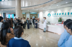 全市“三新”領(lǐng)域婦聯(lián)組織建設(shè)推進(jìn)會(huì)參會(huì)人員實(shí)地觀摩漢中華興婦產(chǎn)醫(yī)院婦聯(lián)